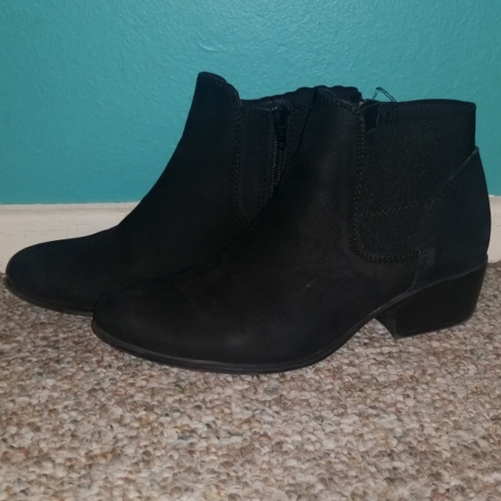 Black Chelsea boots